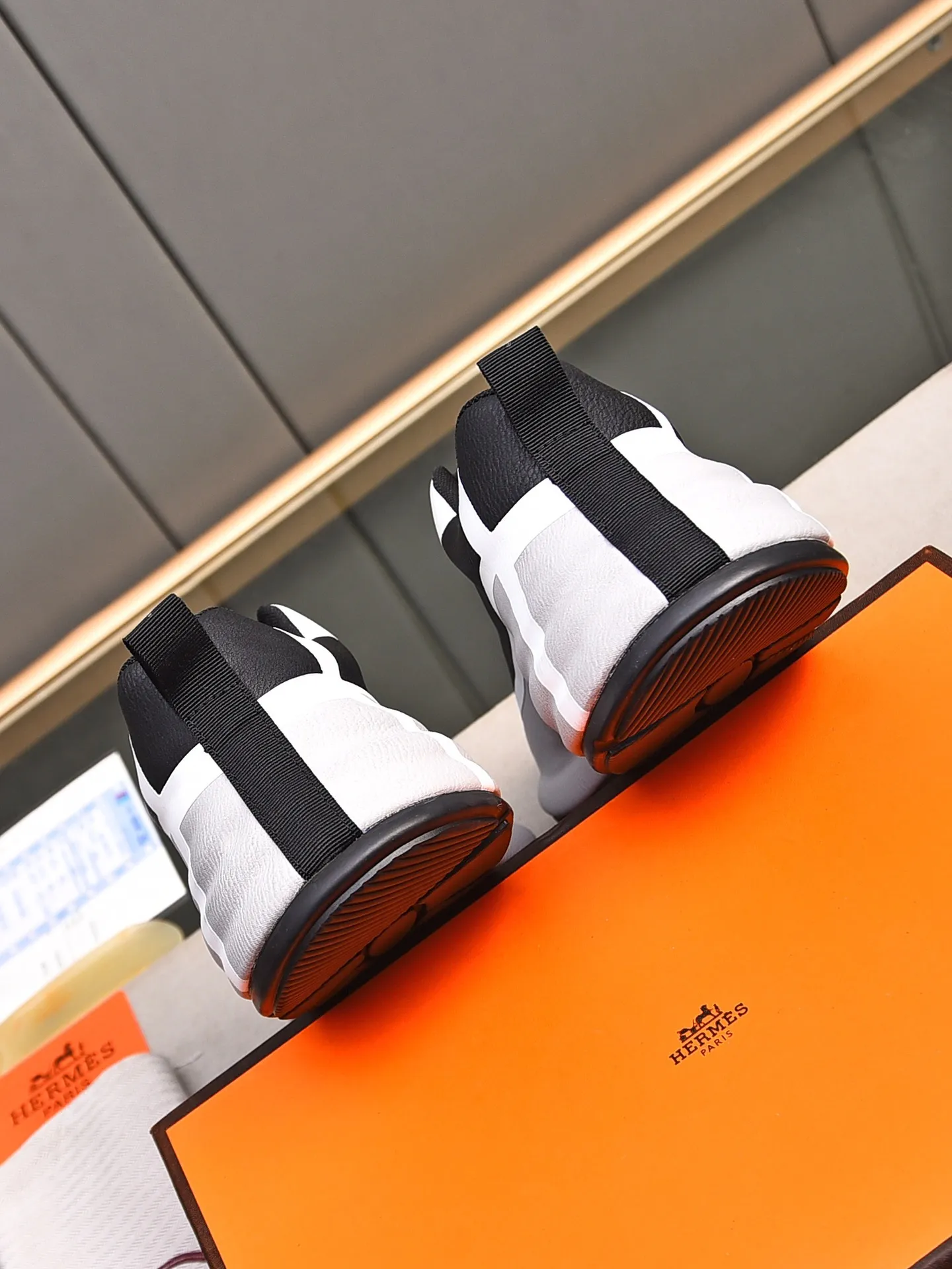 Men's shoes 💰560 [Hermes] New sports shoes Hermès are the most comfortable shoes, no one else⃣️, very light on the feet and very good-looking, you will not feel tired when you go shopping and running around 👍 Very light and comfortable, extremely light, suitable for both sports and leisure, and feel great when stepping on them! It’s up to you to choose, there’s always what you want~ ✔️Material: imported first-layer cowhide ✔️Inner lining: breathable mesh ✔️Outsole: genuine leather bottom ✔️Size: Men’s 38-44 (45 custom-made)